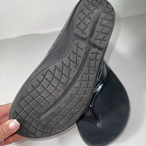 Oofos WOMEN'S OOLALA LUXE SANDAL - Black size W-8 - Picture 7 of 10